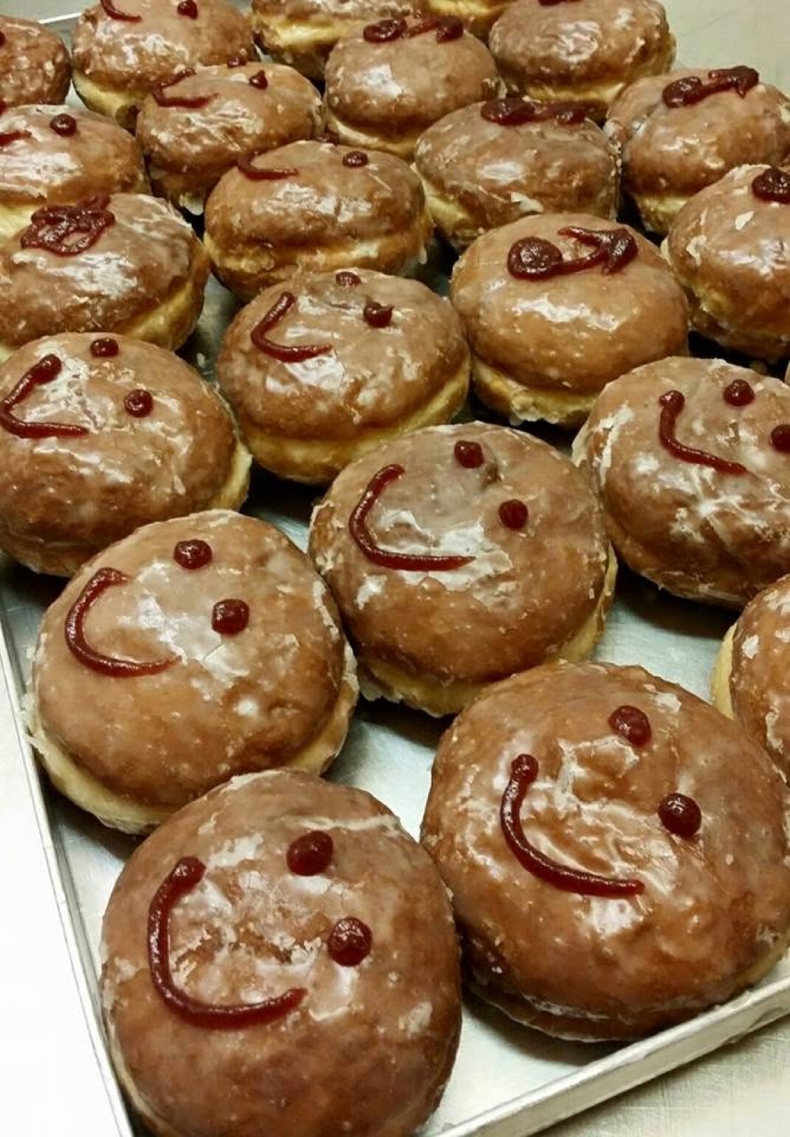 Pączki z uśmiechniętymi buźkami z konfitury.